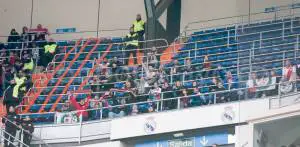 Aficionados del Rayo Vallecano durante un partido en el Santiago Bernabéu.