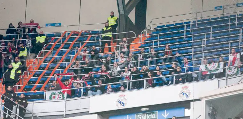 Aficionados del Rayo Vallecano durante un partido en el Santiago Bernabéu.