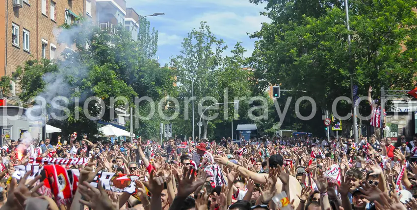 Visión general de los aficionados participando en el corteo previo al Rayo - Athletic