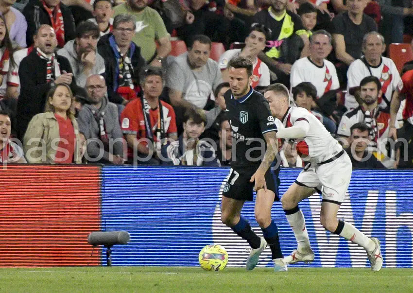 Saúl durante el partido ante el Rayo Vallecano en el Estadio de Vallecas