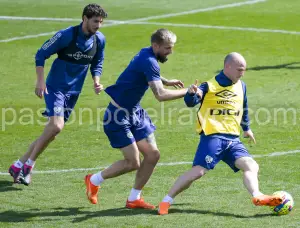 Isi peleando con Saveljich en una de las últimas sesiones de entrenamiento del equipo vallecano