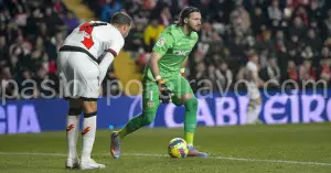 Dimitrievski y Lejeune en un lance del partido ante el Almería