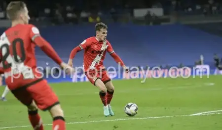 Pep Chavarría, en un partido con el Rayo Vallecano