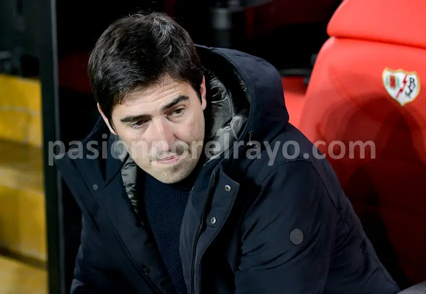 Andoni Iraola en el banquillo antes del partido ante el Mallorca