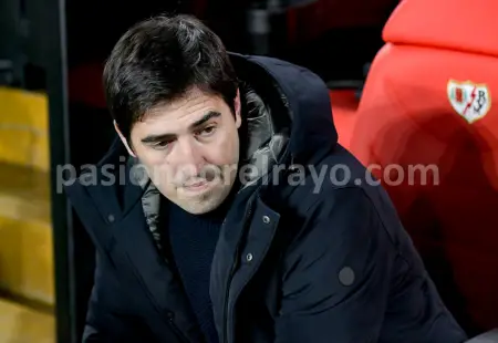 Andoni Iraola en el banquillo antes del partido ante el Mallorca