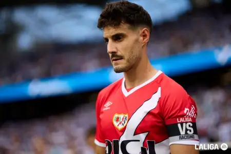 Óscar Valentín, portando el brazalete del Rayo centenario