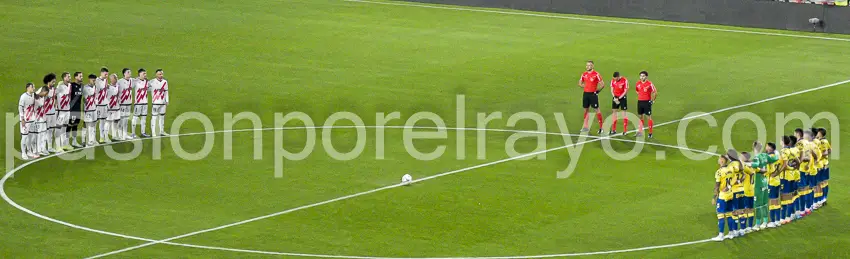 Emotivo minuto de silencio en el Estadio de Vallecas