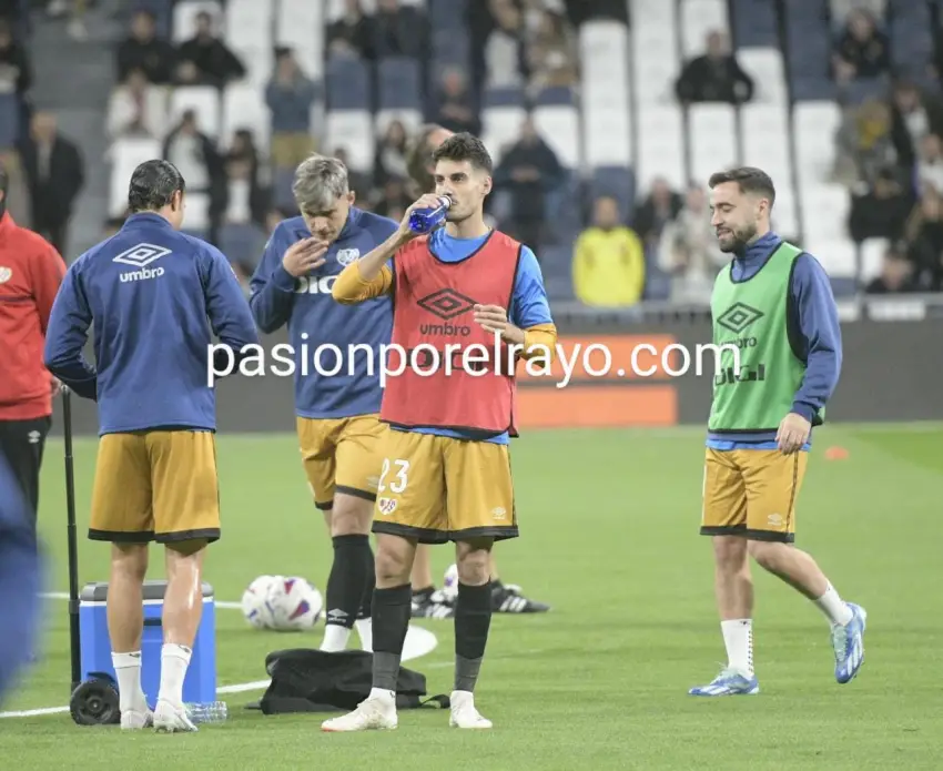 Óscar Valentín, en el calentamiento del Real Madrid - Rayo Vallecano