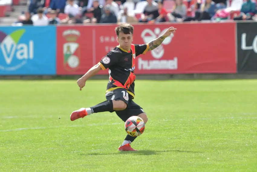 Asier, marcando su último gol con la camiseta del Rayo B en Alcalá