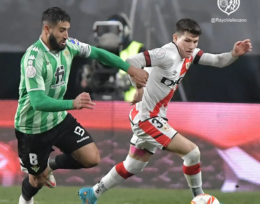 Fekir y Fran García disputan un balón en el Rayo Vallecano - Betis