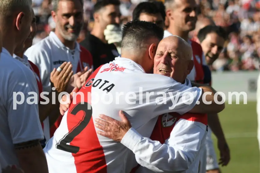 Rafael Garrido, durante su homenaje en el partido del centenario del Rayo Vallecano