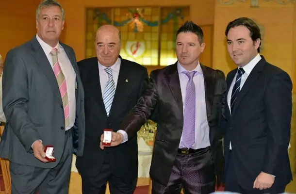 Cota y Benito reciben la insignia de oro y brillantes