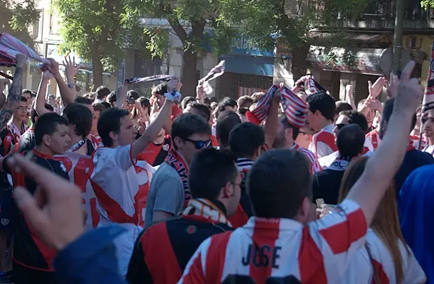 Espectacular recibimiento al equipo a su llegada al estadio