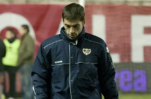 Mikel Labaka ‘cuelga las botas’ tras su salida del Rayo Vallecano