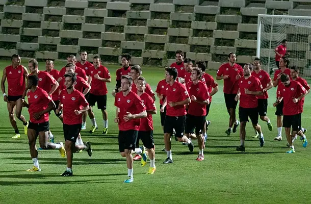 Entrenamiento nocturno para partido nocturno