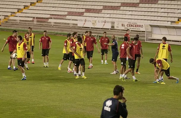 Ultimo entrenamiento nocturno previo al choque con el Levante
