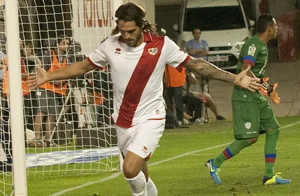 Larrivey anotó su primer gol oficial con el Rayo Vallecano