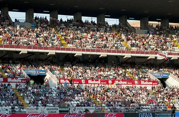 Siete mil espectadores en el primer partido de liga en Vallecas