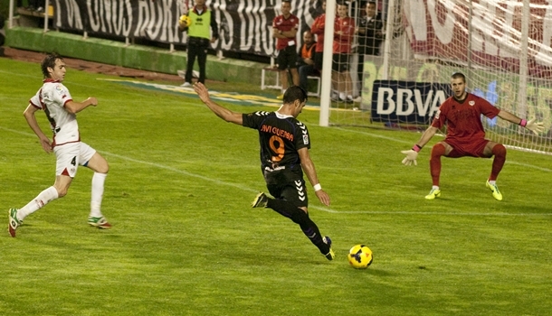 El Rayo entierra su fútbol tras una mediocre primera mitad