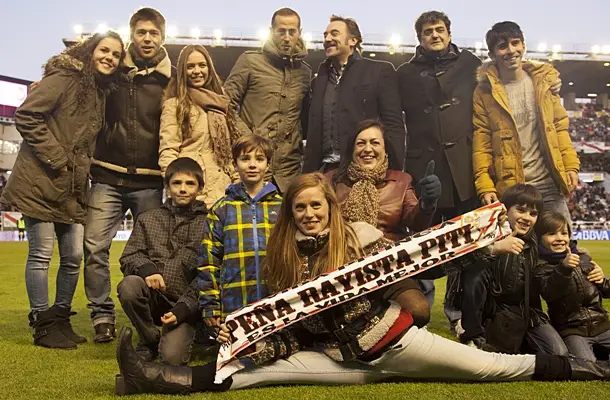 Los actores de la serie ‘Vive cantando’ saludaron a la afición del Rayo