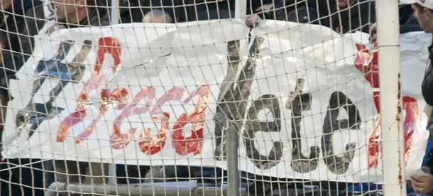 Más gritos contra el presidente… y lío por una nueva pancarta