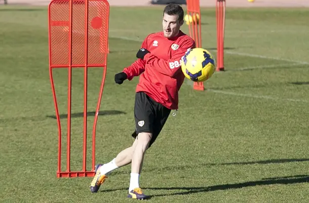 El Rayo se ejercita con el equipo dividido en dos grupos