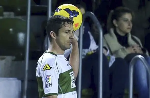 El Elche también aprovecha las carencias del Rayo