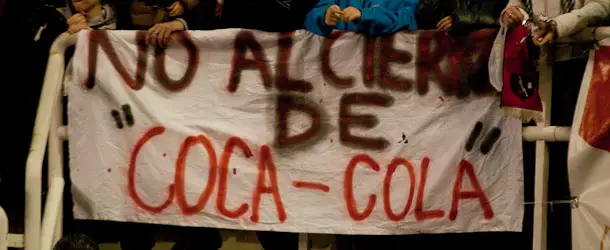 Trabajadores de Coca-Cola protestaron en los alrededores del estadio