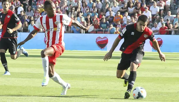 El Almería echa más leña al fuego de la zona baja