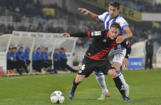 El Rayo ofrece un recital en Anoeta y empequeñece a la Real