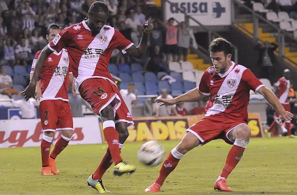 Dos errores de Abdoulaye hunden al Rayo en Riazor