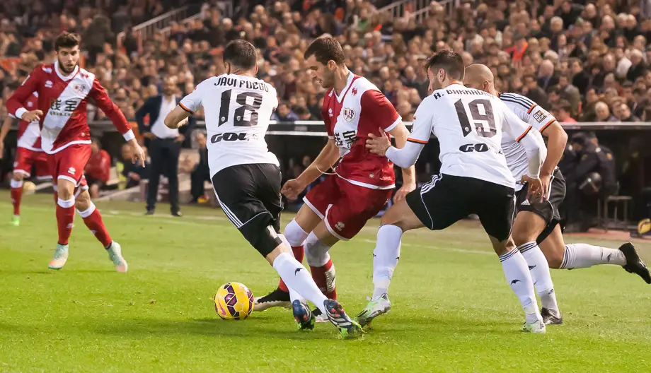 El Rayo regala la primera mitad a un necesitado Valencia