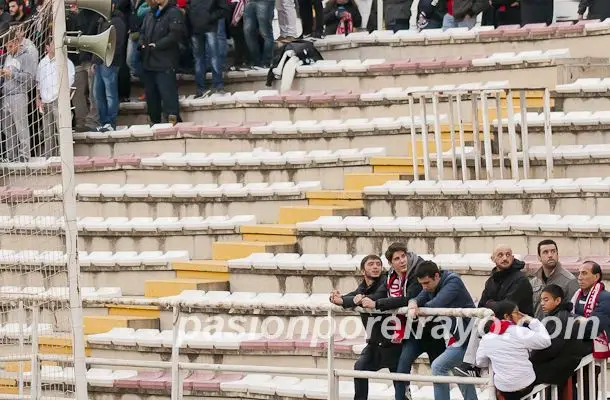 Un «control rutinario» de la Policía retiene a un grupo de aficionados del Rayo
