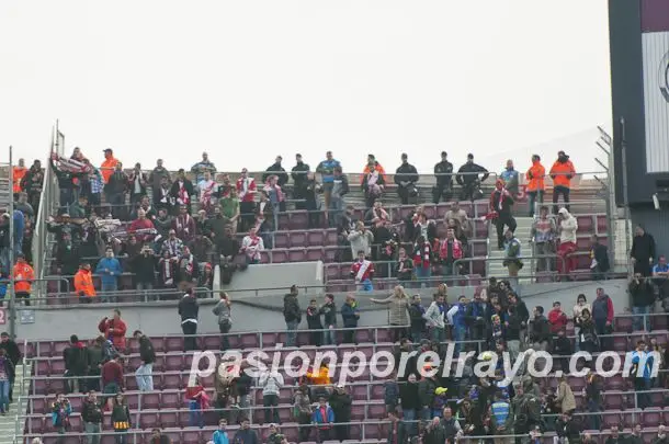 La afición del Rayo también ‘hizo ruido’ en el Camp Nou