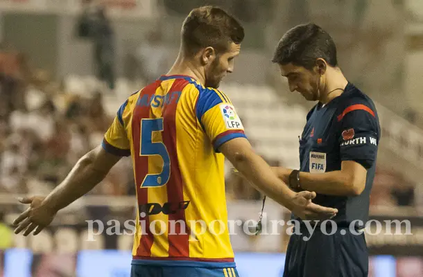 Mustafi, una pesadilla para los delanteros… y el árbitro