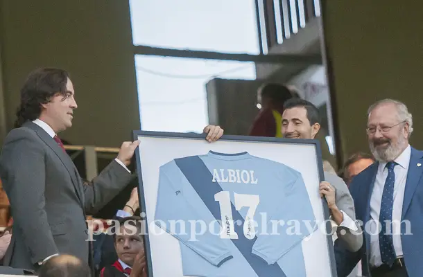 Albiol recibió su homenaje en el palco de autoridades