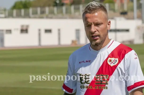 Ebert cumple su sanción y podría jugar en Barcelona