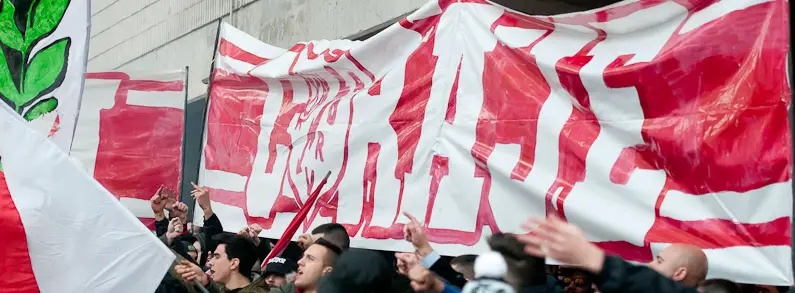 Un grupo de aficionados despidió al equipo antes del derbi
