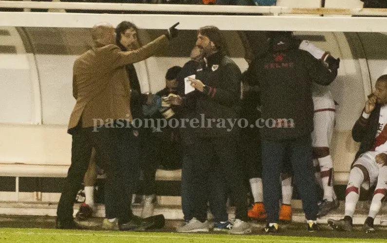 Duro enfrentamiento entre Jémez y Lass en el banquillo