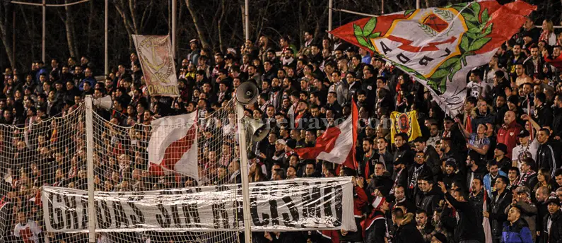 Las gradas unen, el racismo divide