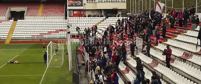 Un grupo de aficionados acompaña al equipo en la víspera del Villarreal