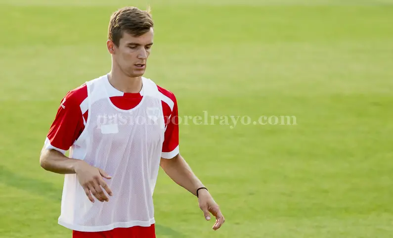 La Peña Planeta Rayista entrega el premio de mejor jugador a Diego Llorente