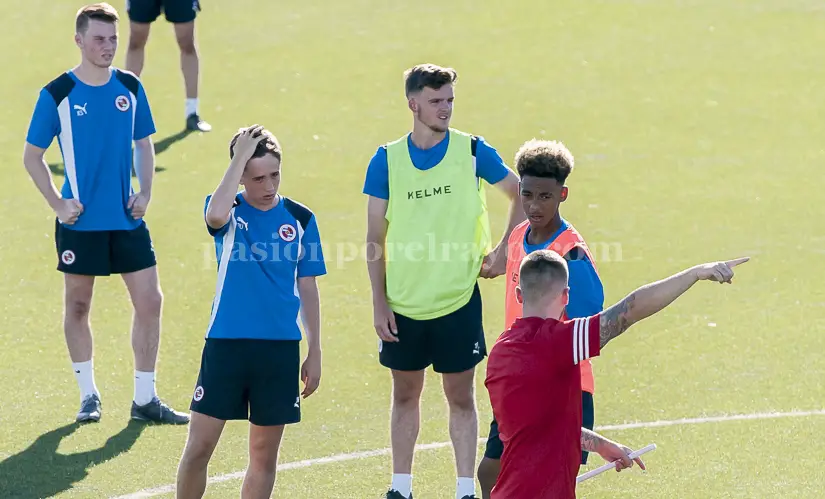 Los juveniles del Reading inglés se ejercitan en la ciudad deportiva