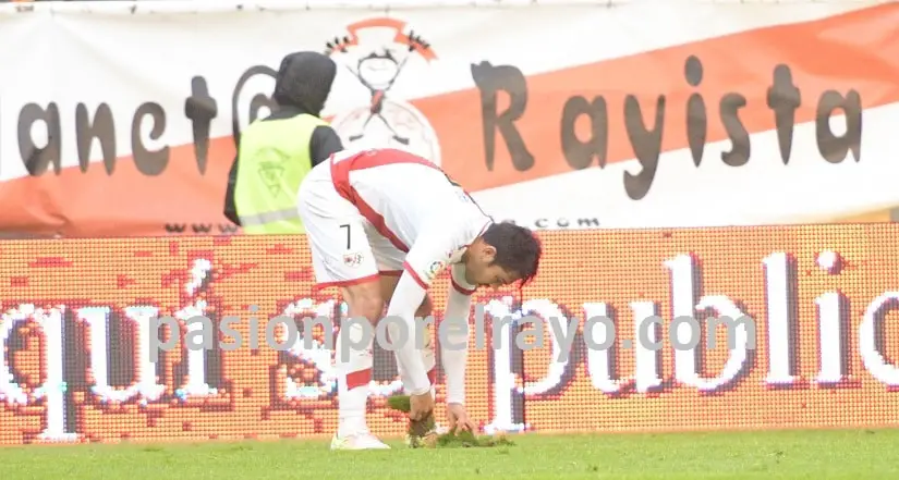 El césped del Estadio de Vallecas supone un problema añadido