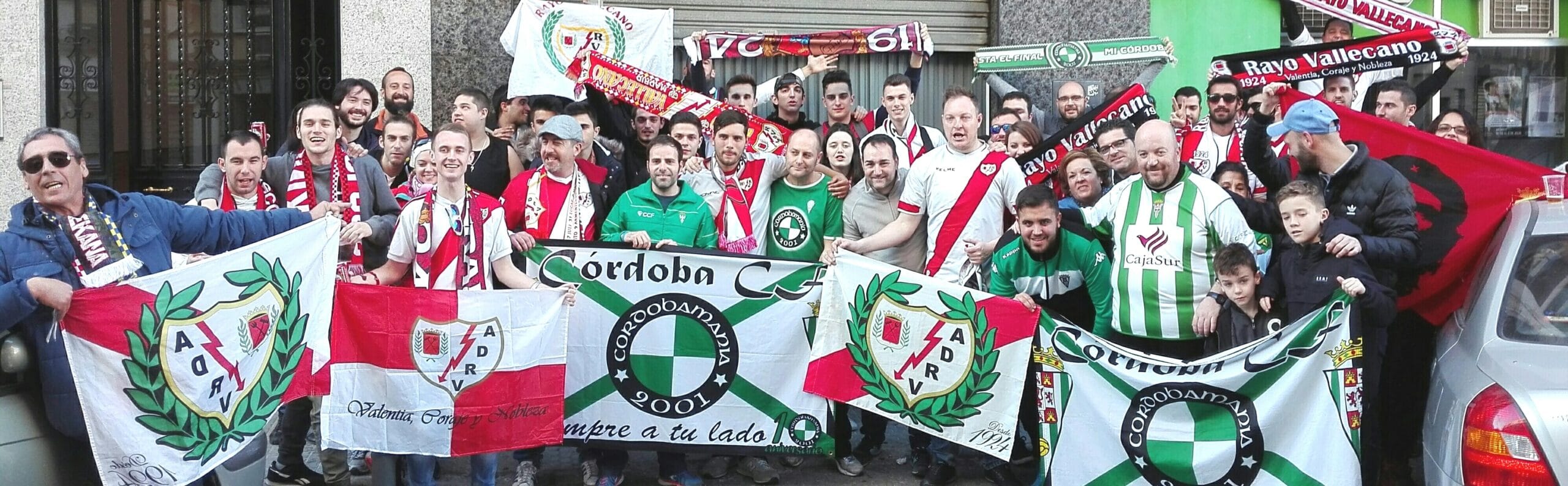 La afición del Rayo protagonista antes y durante el partido en Córdoba