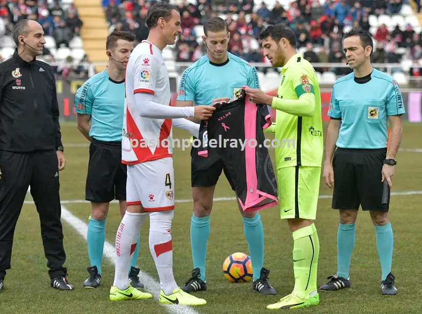 Amaya entregó al Almería la camiseta del Rayo que representa la lucha contra el cáncer