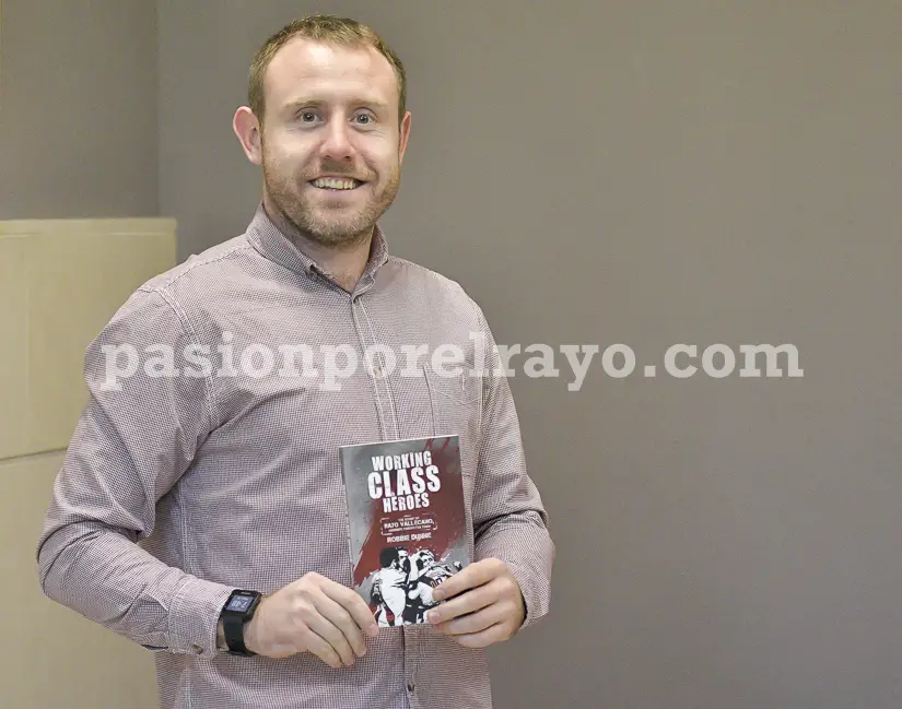 El periodista Robbie Dunne presentó su libro «Working class heroes»