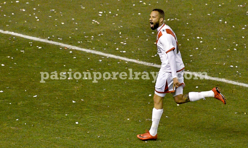 Bebé se estrena con gol en su regreso a Vallecas