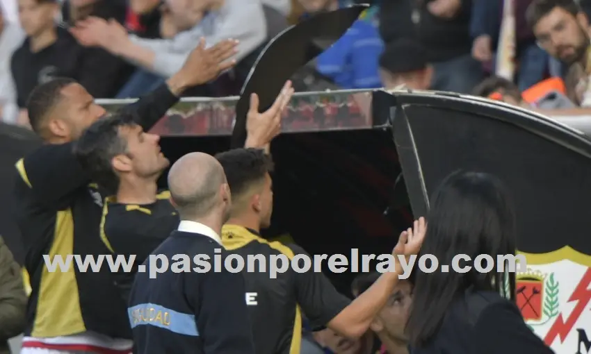 Un aficionado pagó su frustración con el banquillo y fue expulsado de la grada