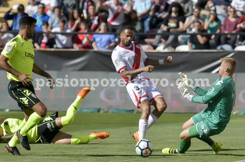 Sandoval y su Córdoba retrasan la fiesta vallecana